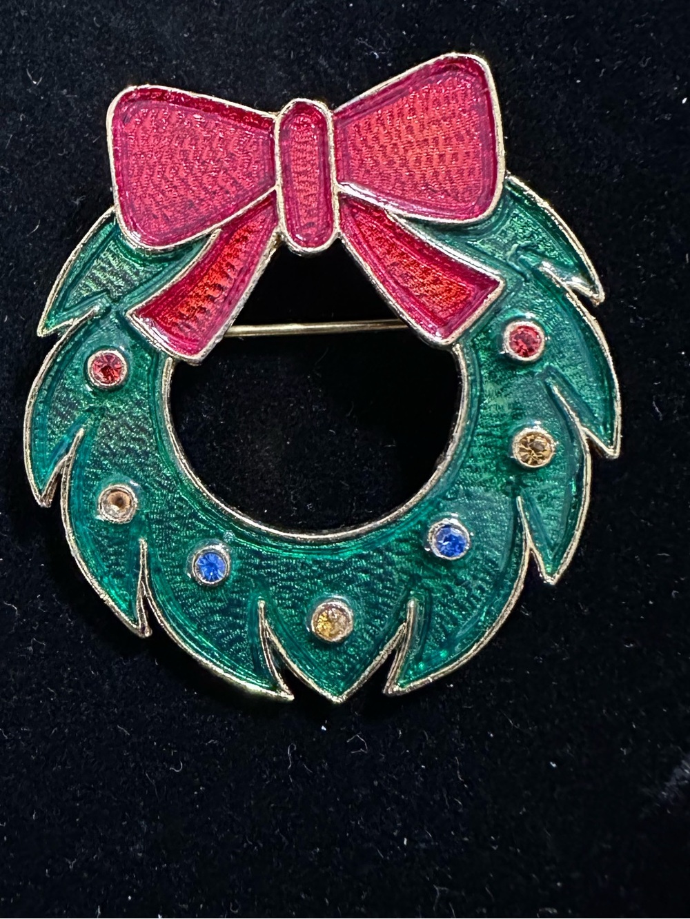 587- Signed ART Festive Green enamel Wreath Brooch
